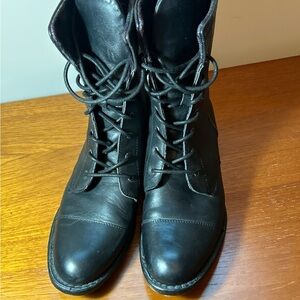 BORN ladies Black Lace-Up Leather Combat Style Boots size 8 Med